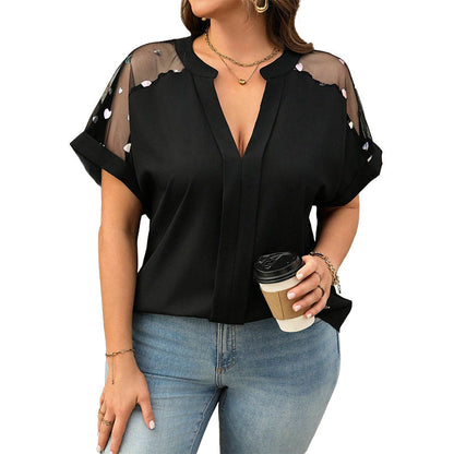 👚🌸 Plus-Size V-Ausschnitt-Bluse mit transparentem Mesh – 50% RABATT! Leichter Mesh-Einsatz, eleganter Look, luftiger Schnitt – perfekt für warme Tage. 🔥✨