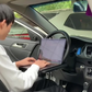 🚗🍔 2-in-1-Lenkradablage – 50 % RABATT! Ess- und Arbeitsfläche, Aufbewahrungsfach für den Sitzspalt, Getränkehalter und Tablet-Halterung – universell passend. 💪